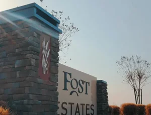 A sign that says fost states on it.